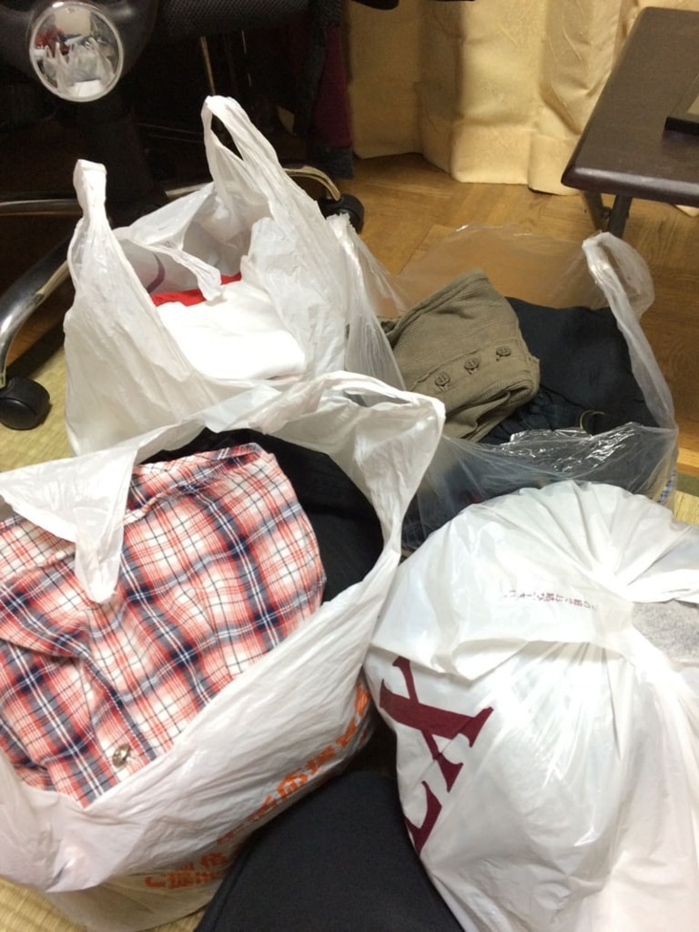 H&いらなくなった服や布製品を袋に詰める。