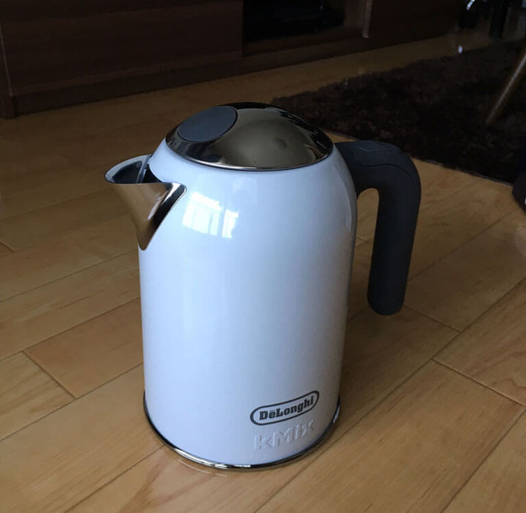 おすすめ！電気ケトルメーカーDe'Longhi［デロンギ］SJM010Jはデザインがおしゃれ。