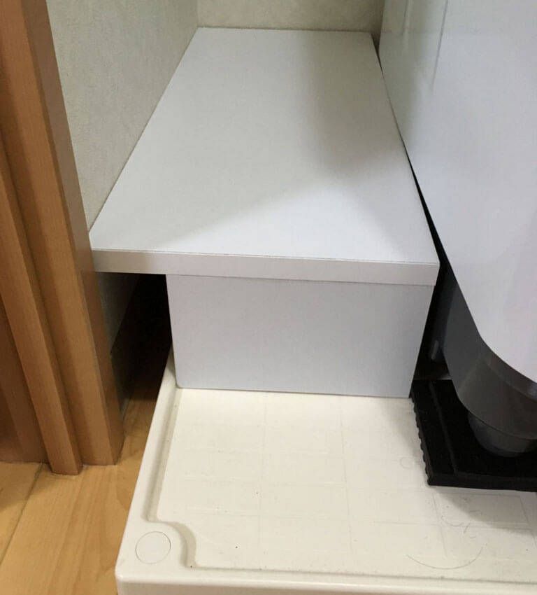 洗濯機と壁の隙間に収納スペースを作る方法。防水パンの上に棚をDIYして有効活用。