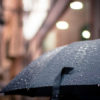 おすすめの折りたたみ傘はUNIQLO（ユニクロ）の折りたたみ傘。コスパ最強安くて軽くて持ち運びやすい。